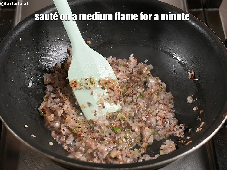 स्टेप 9 – <p>मध्यम आंच पर एक मिनट तक भूनें।</p>