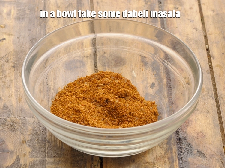 स्टेप 5 – <p><strong>दाबेली के लिए आलू की स्टफिंग</strong> बनाने के लिए, सबसे …