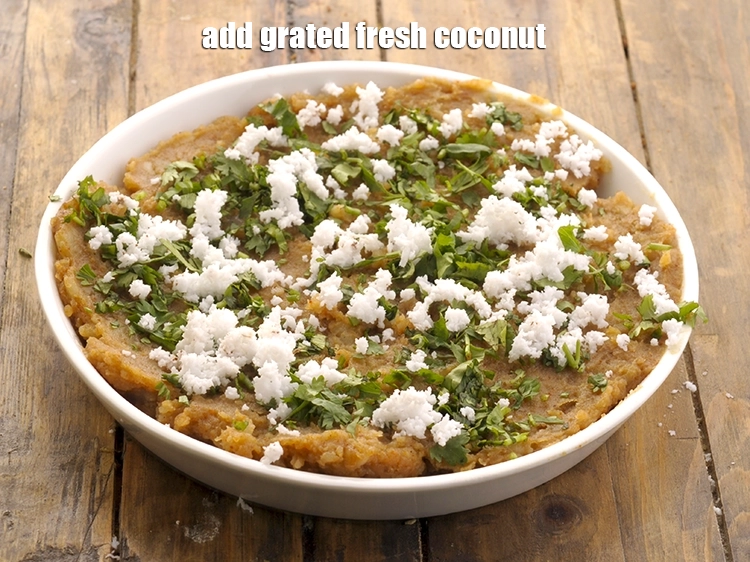 स्टेप 15 – <p><span style="background-color:rgb(255,255,255);color:rgb(0,0,0);">2 टेबल-स्पून </span><a href="https://www.tarladalal.com/glossary-coconut-nariyal-hindi-269i#ing_3229"><u>कसा हुआ नारियल (grated coconut)</u></a> डालें।</p>