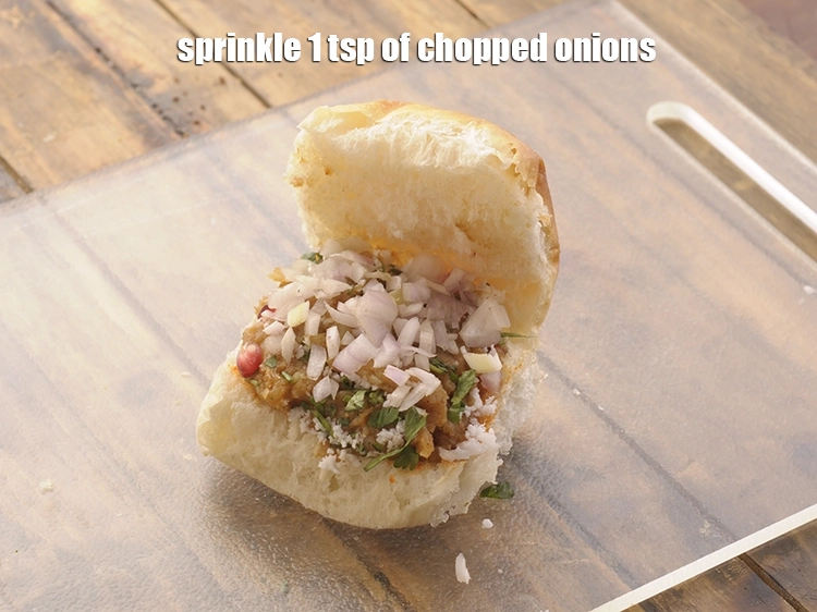 स्टेप 21 – <p>१ टी-स्पून <a href="https://www.tarladalal.com/glossary-onions-pyaz-pyaaz-kanda-hindi-548i#ing_2327"><u>कटा हुआ प्याज़ (chopped onions)</u></a> छिड़कें।</p>