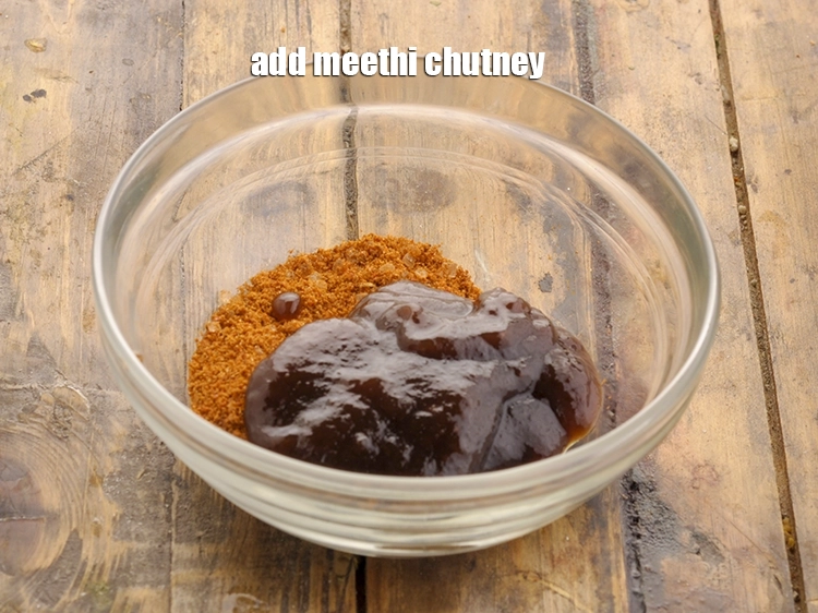 स्टेप 6 – <p>फिर <span style="background-color:rgb(255,255,255);color:rgb(13,13,13);">२ टेबल-स्पून&nbsp;</span><a href="https://www.tarladalal.com/meetha-chutney--mumbai-roadside-recipes--hindi-33379r#google_vignette"><strong><u> </u></strong><u>मीठी चटनी</u></a> डालें।</p>