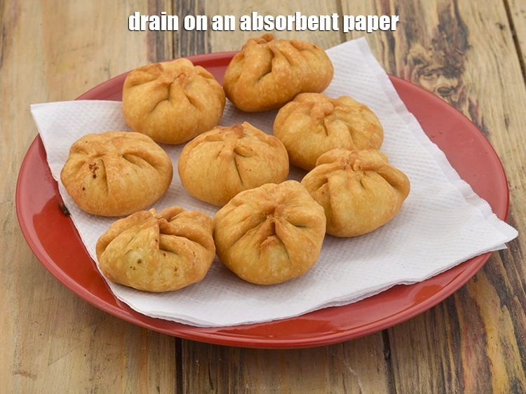 स्टेप 26 – <p><span style="background-color:rgb(255,255,255);color:rgb(0,0,0);">एक टिशू पेपर पर निकाल लें।</span></p>