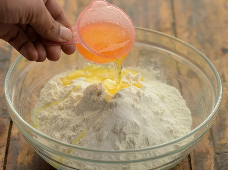 स्टेप 3 – <p><span style="background-color:rgb(255,255,255);color:rgb(0,0,0);">1 टेबल-स्पून </span><a href="https://www.tarladalal.com/glossary-ghee-hindi-245i"><u>घी (ghee)</u></a> डालें<span style="background-color:rgb(255,255,255);color:rgb(0,0,0);">।</span></p>