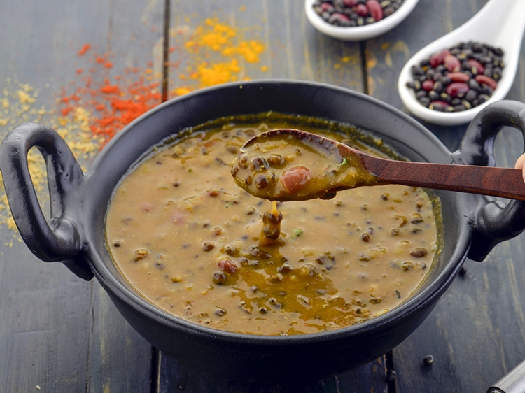 स्टेप 25 – <p><span style="background-color:rgb(255,255,255);color:rgb(0,0,0);">आप इसका आनंद </span><a href="https://www.tarladalal.com/low-calorie-dal-makhani-hindi-3570r"><strong><u>मेथी की मिस्सी रोटी</u></strong></a><span style="background-color:rgb(255,255,255);color:rgb(0,0,0);"> …