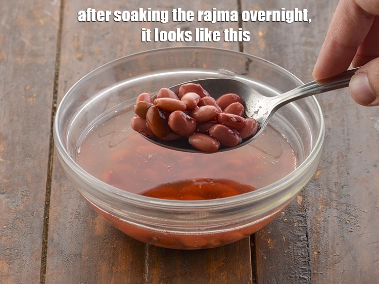 स्टेप 6 – <p>रात भर <a href="https://www.tarladalal.com/glossary-rajma-kidney-beans-hindi-197i"><u>राजमा (rajma (kidney beans)</u></a> को भिगोने के …
