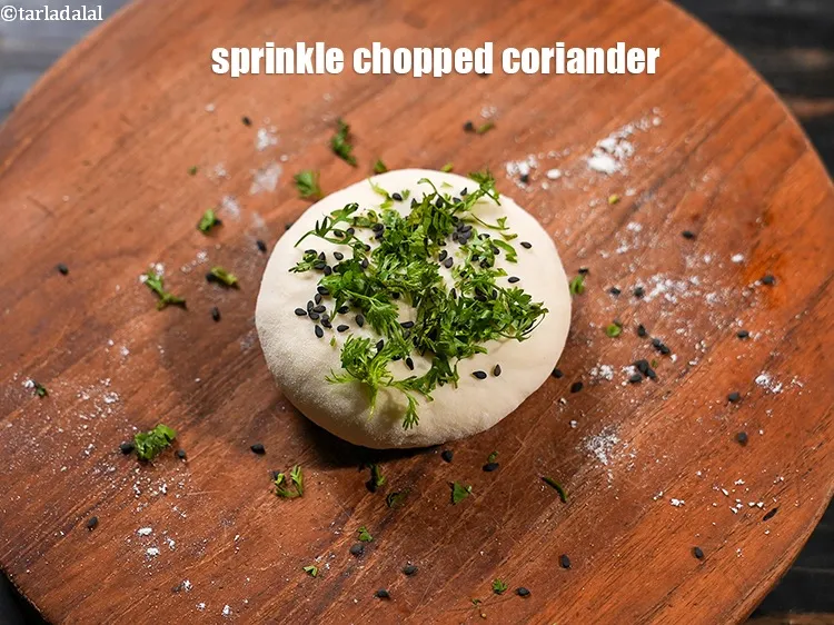 स्टेप 34 – <p>१/२ टी-स्पून&nbsp;बारीक&nbsp;<a href="">कटा हरा धनिया</a>&nbsp;छिड़कें।</p>