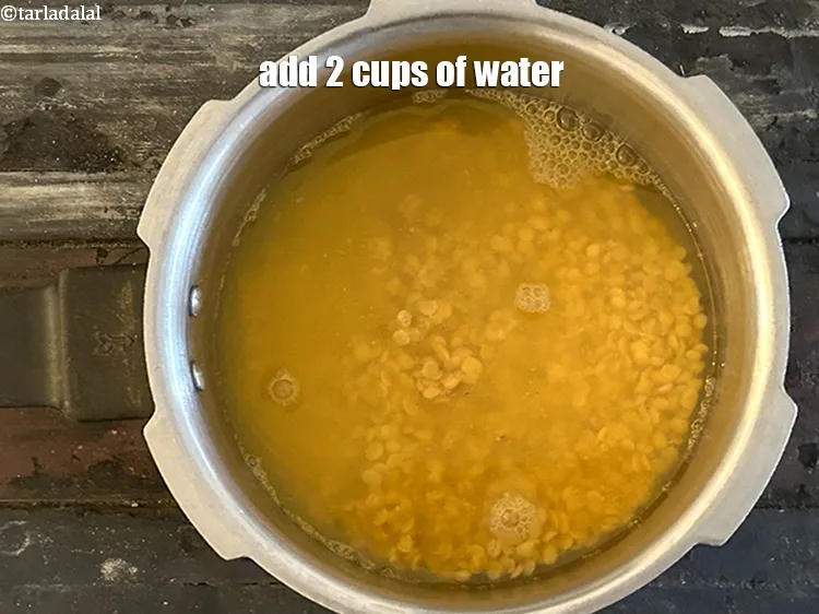 स्टेप 18 – <p><strong>2 कप</strong>&nbsp;पानी डालें&nbsp;।</p>