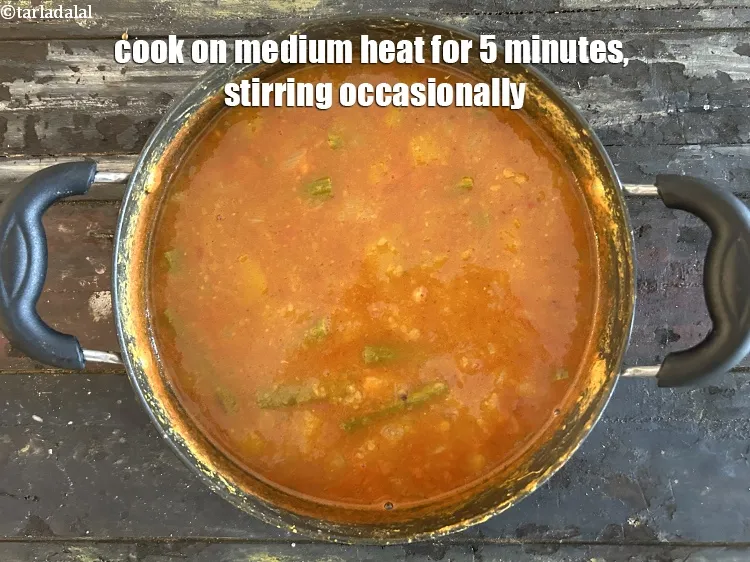 स्टेप 38 – <p>मध्यम आंच पर 5 मिनट तक पकाएं, बीच-बीच में हिलाते …