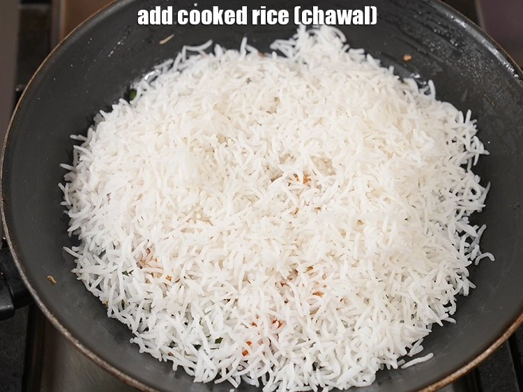 स्टेप 13 – <p><span style="background-color:rgb(255,255,255);color:rgb(0,0,0);">2 &nbsp;कप</span><a href="https://www.tarladalal.com/chinese-rice--chinese-cooked-rice-hindi-4182r"><u> चाइनीज स्टीम्ड राइस</u></a><strong> या चावल</strong> डालें।</p>