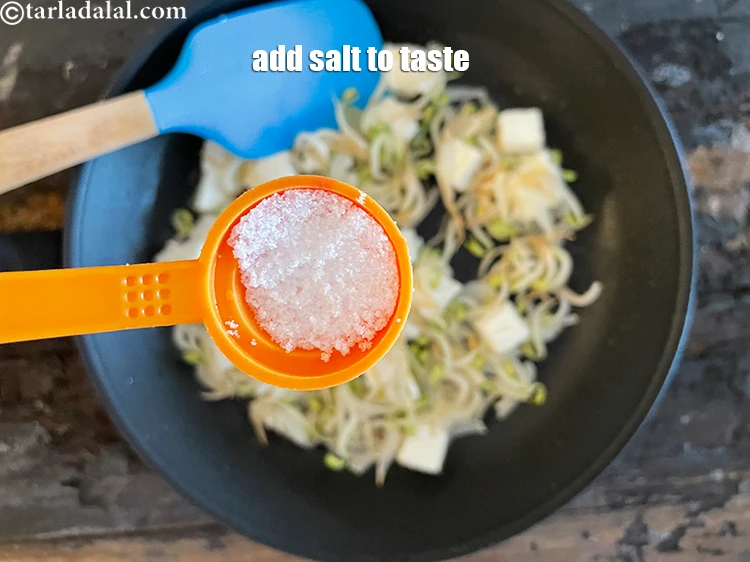 स्टेप 8 – <p>स्वादानुसार <a href="https://www.tarladalal.com/glossary-salt-namak-table-salt-hindi-418i"><u>नमक (salt)</u></a> डालें</p>