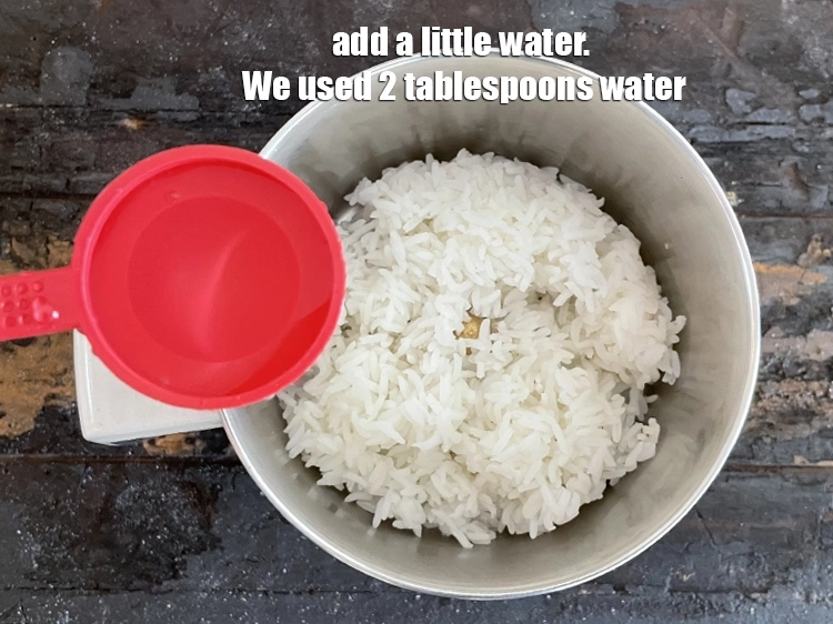 स्टेप 8 – <p>थोड़ा <strong>पानी</strong> डालें। हमने २ टेबल-स्पून पानी का इस्तेमाल किया …