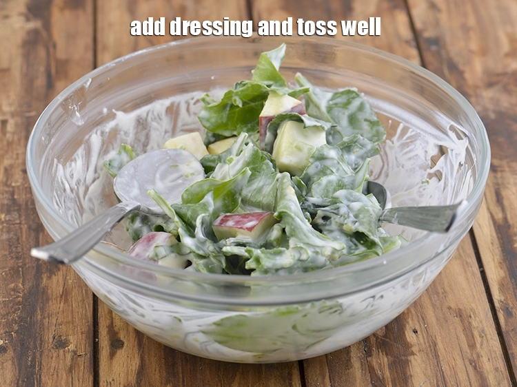स्टेप 3 – <p><strong>ड्रेसिंग</strong> डालें और अच्छी तरह से मिलाएं।</p>