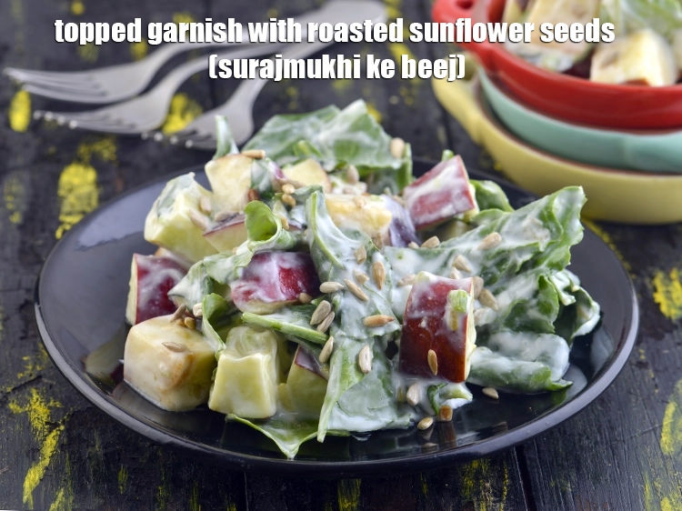 स्टेप 4 – <p>ऊपर से भुने हुए <a href="https://www.tarladalal.com/glossary-sunflower-seeds-surajmukhi-ke-beej-hindi-611i">सूरजमुखी के बीज</a> (सूरजमुखी के …