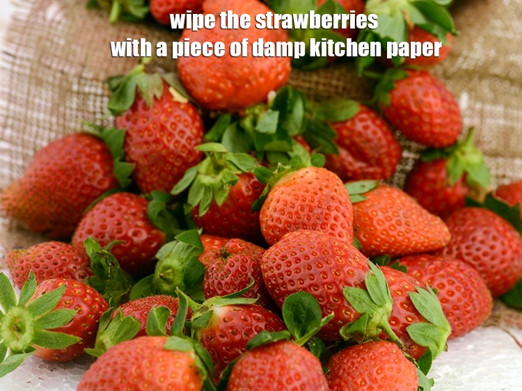 स्टेप 1 – <p><strong>घर पर स्ट्रॉबेरी जैम बनाने के लिए</strong>, <a href="https://www.tarladalal.com/glossary-strawberry-strawberries-hindi-436i#">स्ट्रॉबेरी</a> को …
