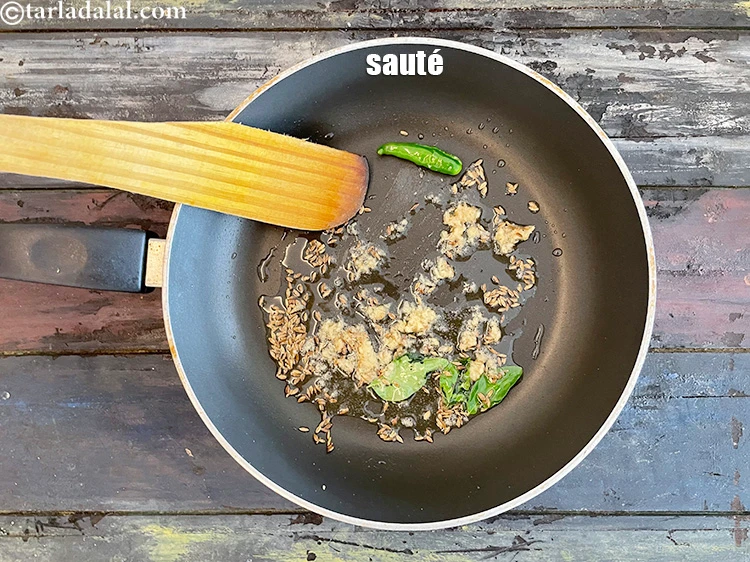 स्टेप 14 – <p>कुछ सेकंड के लिए भूनें।</p>