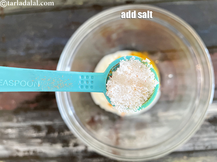 स्टेप 3 – <p>स्वादानुसार <a href="https://www.tarladalal.com/glossary-salt-namak-table-salt-hindi-418i"><u>नमक (salt)</u></a> डालें।</p>