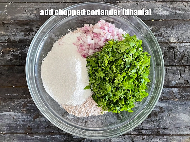 स्टेप 4 – <p><span style="background-color:rgb(255,255,255);color:rgb(0,0,0);">1 कप </span><a href="https://www.tarladalal.com/glossary-coriander-dhania-kothmir-hindi-369i#ing_2365"><u>कटा हुआ हरा धनिया (chopped coriander)</u></a> …