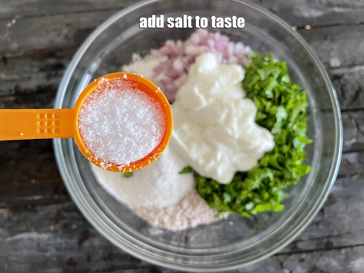 स्टेप 7 – <p>स्वादानुसार <a href="https://www.tarladalal.com/glossary-salt-namak-table-salt-hindi-418i"><u>नमक (salt)</u></a> डालें.</p>