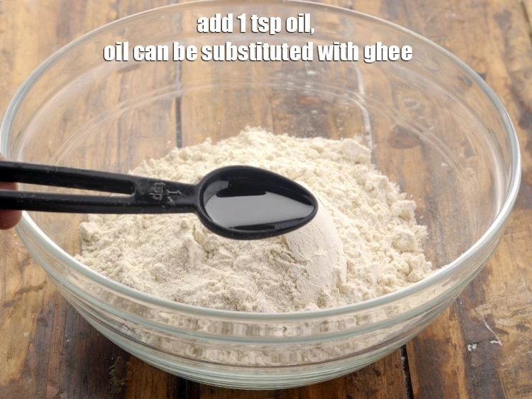 स्टेप 2 – <p><span style="background-color:rgb(255,255,255);color:rgb(0,0,0);">1 टेबल-स्पून </span><a href="https://www.tarladalal.com/glossary-oil-hindi-671i"><u>तेल ( oil )</u></a> डालें। घी …