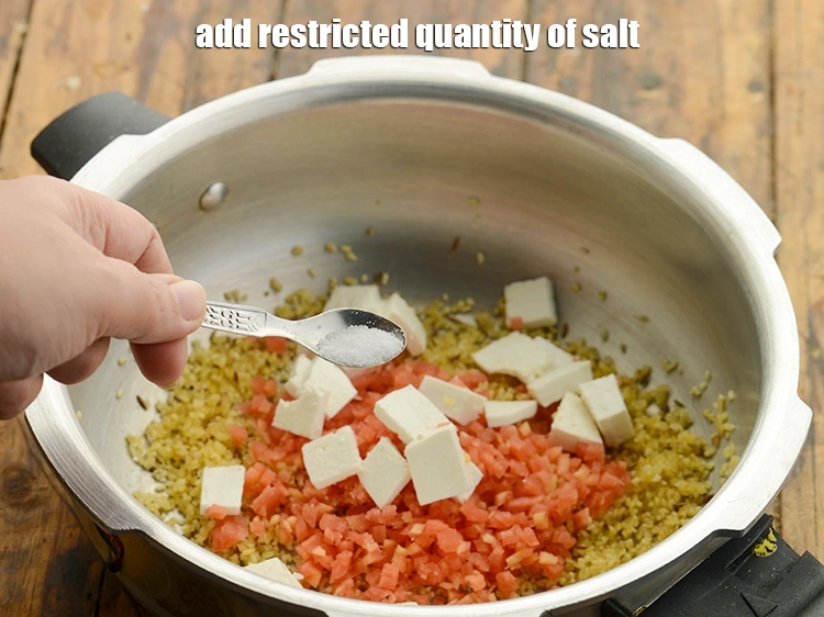 स्टेप 16 – <p>प्रतिबंधित मात्रा में <a href="https://www.tarladalal.com/glossary-salt-namak-table-salt-hindi-418i"><u>नमक (salt)</u></a> डालें।</p>