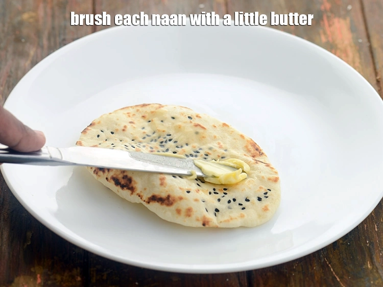 स्टेप 26 – <p>प्रत्येक <strong>तवा नान</strong> को थोड़े से <a href="https://www.tarladalal.com/glossary-butter-makhan-hindi-233i"><u>मक्ख़न (butter, makhan)</u></a> …