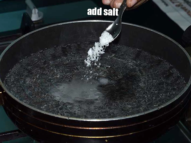 स्टेप 27 – <p><a href="https://www.tarladalal.com/glossary-salt-namak-table-salt-hindi-418i"><u>नमक (salt) </u></a><span style="background-color:rgb(255,255,255);color:rgb(0,0,0);">, स्वादअनुसार डालें और अच्छी तरह …