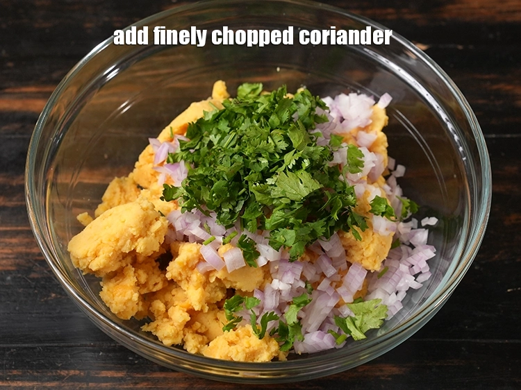 स्टेप 35 – <p><span style="background-color:rgb(255,255,255);color:rgb(0,0,0);">1/4 कप </span><a href="https://www.tarladalal.com/glossary-coriander-dhania-kothmir-hindi-369i#ing_3500"><u>बारीक कटा हुआ धनिया (finely chopped …