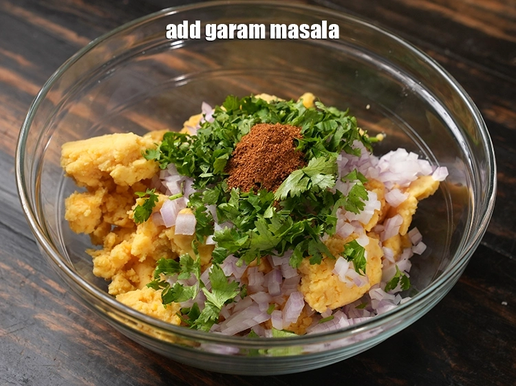 स्टेप 36 – <p><span style="background-color:rgb(255,255,255);color:rgb(0,0,0);">1 टी-स्पून </span><a href="https://www.tarladalal.com/glossary-garam-masala-hindi-296i"><u>गरम मसाला (garam masala)</u></a> डालें।</p>