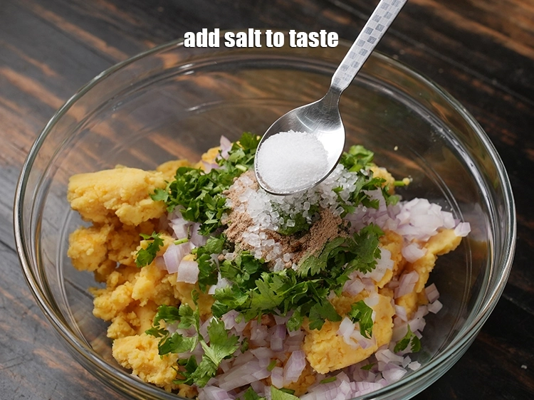 स्टेप 40 – <p><a href="https://www.tarladalal.com/glossary-salt-namak-table-salt-hindi-418i"><u>नमक (salt) </u></a><span style="background-color:rgb(255,255,255);color:rgb(0,0,0);">, स्वादअनुसार</span> डालें। हमने चना दाल …