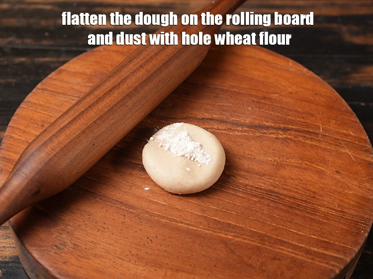 स्टेप 44 – <p>आटे को चकले पर फैलाकर उस पर थोड़ा सा <a …