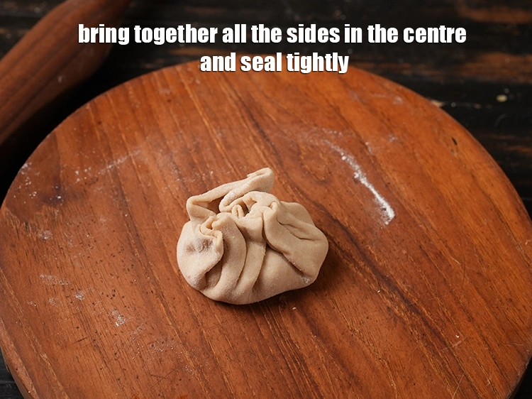 स्टेप 47 – <p>सभी किनारों को बीच में लाकर अच्छी तरह बंद कर …