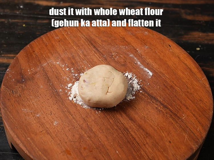 स्टेप 48 – <p>इस पर <a href="https://www.tarladalal.com/glossary-whole-wheat-flour-gehun-ka-atta-gehun-ka-aata-hindi-429i"><u>गेहूं का आटा (whole wheat flour, gehun …