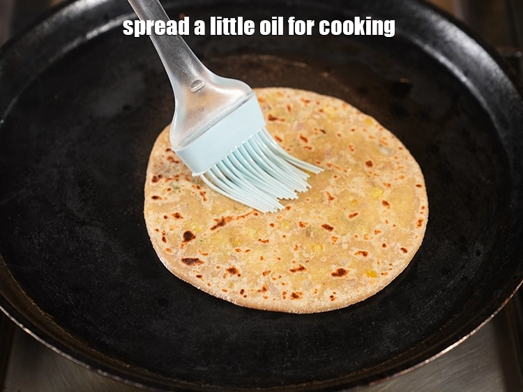 स्टेप 52 – <p>पकाने के लिए थोड़ा सा <a href="https://www.tarladalal.com/glossary-oil-hindi-671i"><u>तेल ( oil )</u></a> …