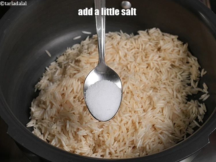 स्टेप 3 – <p><u>स्वादानुसार थोड़ा सा </u><a href="https://www.tarladalal.com/glossary-salt-namak-table-salt-hindi-418i"><u>नमक (salt)</u></a><u> डालें।</u></p>