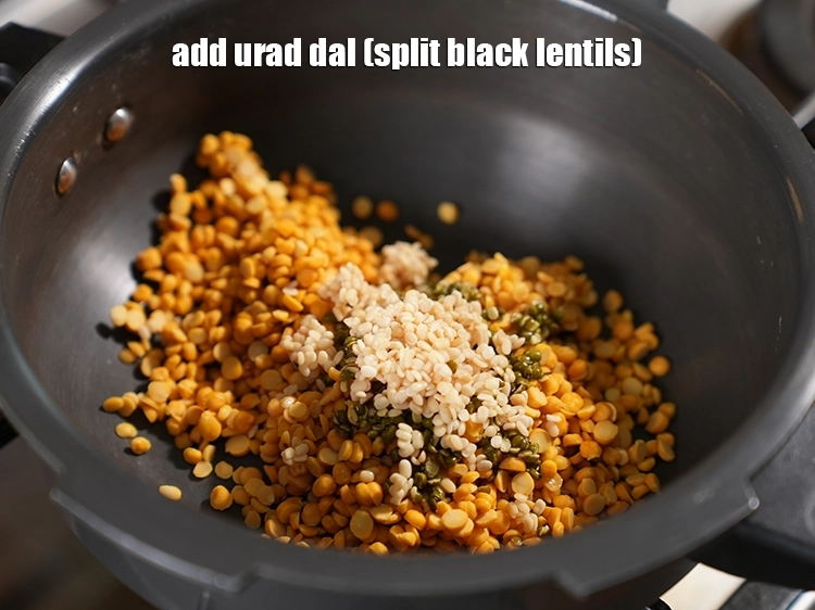 स्टेप 11 – <p><span style="background-color:rgb(255,255,255);color:rgb(0,0,0);">1 टेबल-स्पून </span><a href="https://www.tarladalal.com/glossary-urad-dal-split-black-lentil-hindi-941i"><u>उड़द दाल (urad dal) </u></a><span style="background-color:rgb(255,255,255);color:rgb(0,0,0);">, …