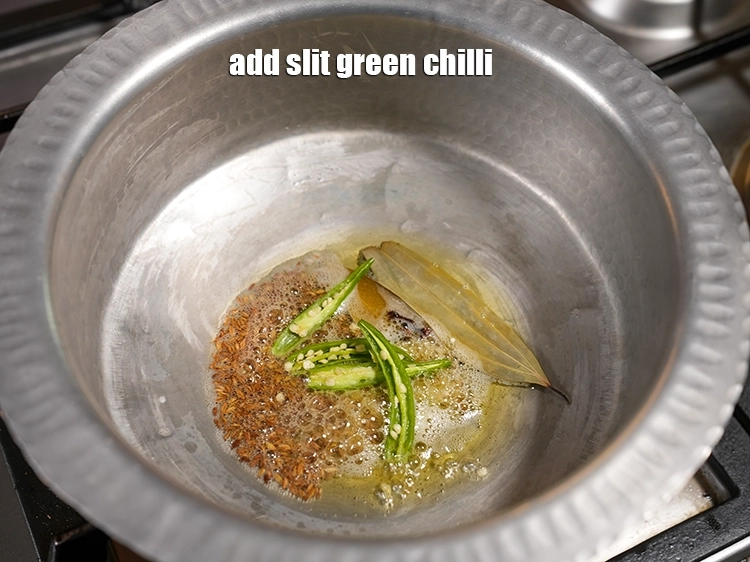 स्टेप 23 – <p><span style="background-color:rgb(255,255,255);color:rgb(0,0,0);">2 </span><a href="https://www.tarladalal.com/glossary-slit-green-chillies-hindi-1856i"><u>चीर दी हुई हरी मिर्च (slit green …