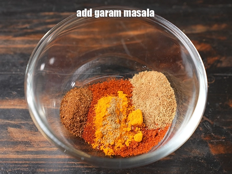 स्टेप 5 – <p><span style="background-color:rgb(255,255,255);color:rgb(0,0,0);">1/2 टी-स्पून </span><a href="https://www.tarladalal.com/glossary-garam-masala-hindi-296i"><u>गरम मसाला (garam masala)</u></a><u> डालें।</u></p>
