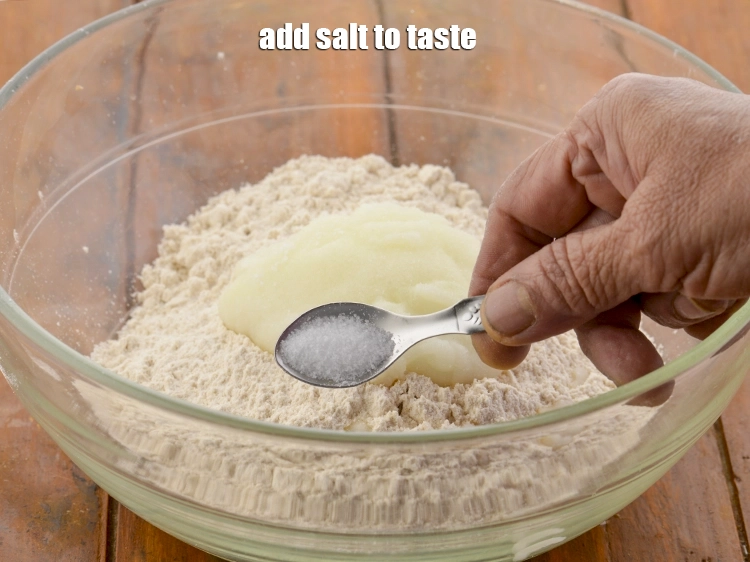 स्टेप 3 – <p>अंत में, <a href="https://www.tarladalal.com/glossary-salt-namak-table-salt-hindi-418i"><u>नमक (salt) </u></a><span style="background-color:rgb(255,255,255);color:rgb(0,0,0);">, स्वादअनुसार</span> डालें और …