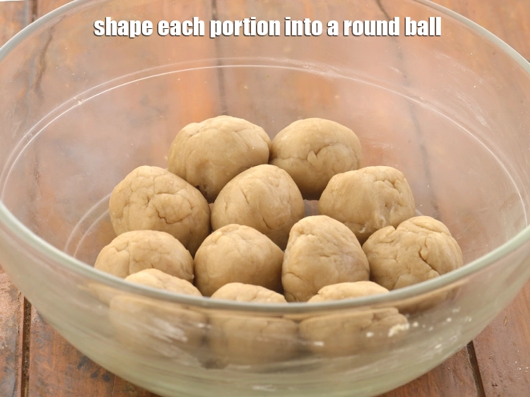 स्टेप 9 – <p><span style="background-color:rgb(255,255,255);color:rgb(0,0,0);">प्रत्येक भाग को गोल बॉल का आकार दें।</span></p>