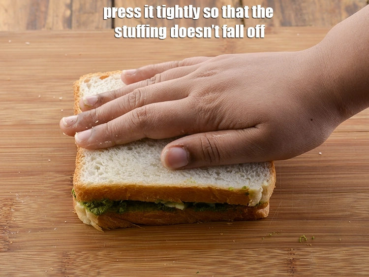 स्टेप 11 – <p>दूसरी <a href="https://www.tarladalal.com/glossary-bread-hindi-219i"><u>ब्रेड (bread)</u></a> स्लाइस के साथ कवर करें, जिसमें …