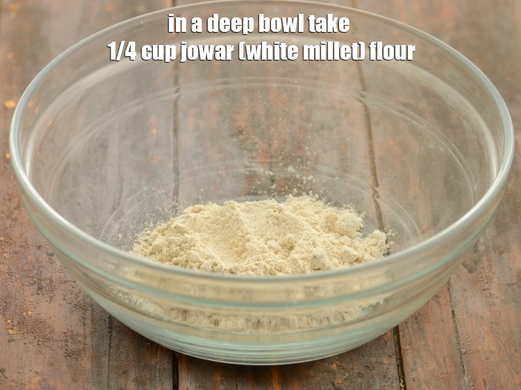 स्टेप 1 – <p><strong>हरे लहसुन की रोटी</strong> के लिए आटा बनाने के लिए&nbsp; …