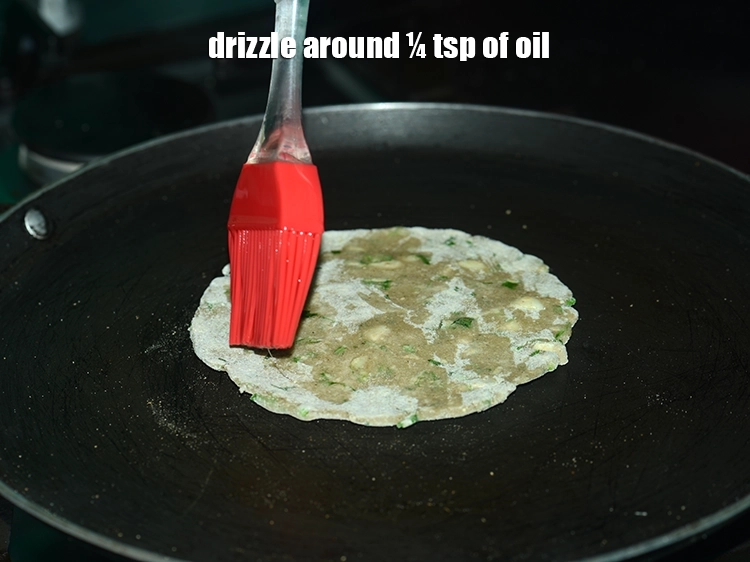 स्टेप 12 – <p>लगभग १/४ टीस्पून <a href="https://www.tarladalal.com/glossary-oil-hindi-671i"><u>तेल ( oil )</u></a> ड्रिज़ल करें।</p>