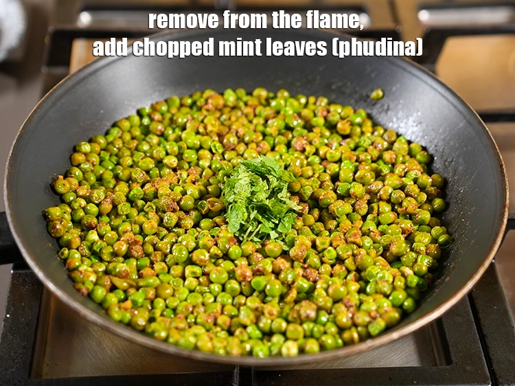 स्टेप 15 – <p>आंच से उतार लें, १ टेबल-स्पून <a href="https://www.tarladalal.com/glossary-mint-leaves-pudina-phudina-hindi-521i#ing_2368"><u>कटे हुए पुदीने …