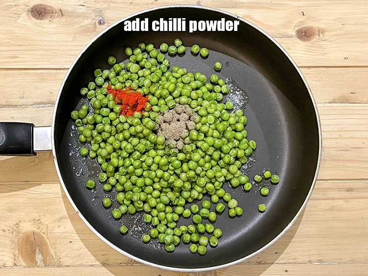 स्टेप 5 – <p><span style="background-color:rgb(255,255,255);color:rgb(0,0,0);">1/4 टी-स्पून </span><a href="https://www.tarladalal.com/glossary-chilli-powder-red-chilli-powder-hindi-339i"><u>लाल मिर्च का पाउडर (red chilli …