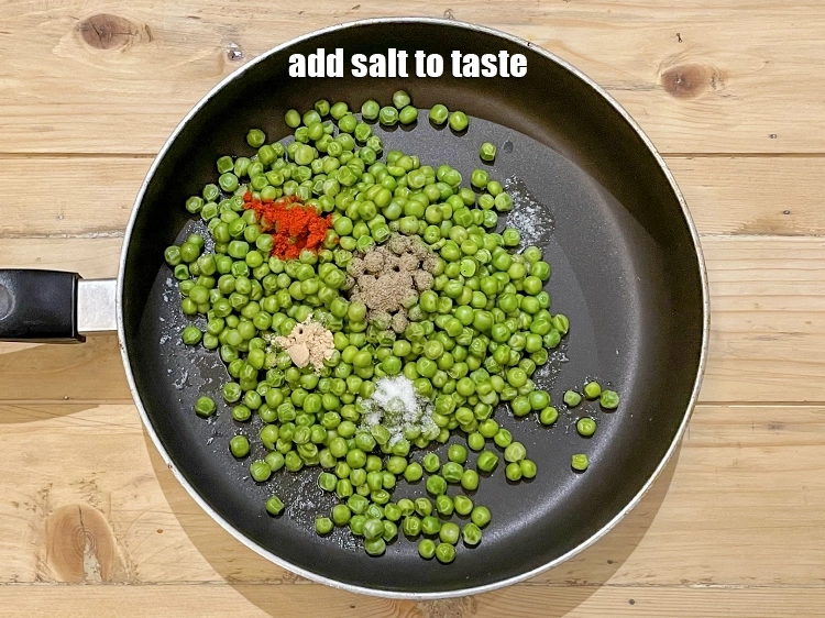 स्टेप 8 – <p>आगे स्वादअनुसार <a href="https://www.tarladalal.com/glossary-salt-namak-table-salt-hindi-418i"><u>नमक (salt)</u></a> डालें।</p>