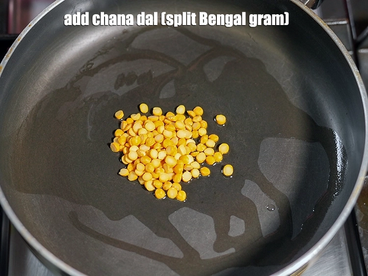 स्टेप 4 – <p><span style="background-color:rgb(255,255,255);color:rgb(0,0,0);">2 टेबल-स्पून </span><a href="https://www.tarladalal.com/glossary-chana-dal-split-Bengal-gram-hindi-285i"><u>चना दाल (chana dal)</u></a><u> डालें।</u></p>