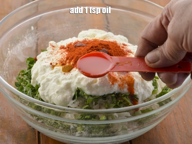 स्टेप 14 – <p><span style="background-color:rgb(255,255,255);color:rgb(0,0,0);">1 टी-स्पून </span><a href="https://www.tarladalal.com/glossary-oil-hindi-671i"><u>तेल ( oil )</u></a> डालें।</p>