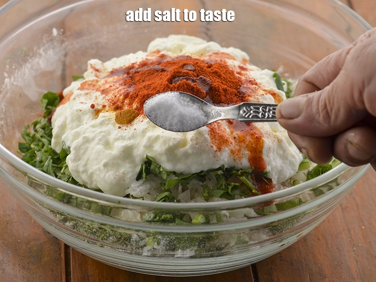 स्टेप 15 – <p>स्वादअनुसार <a href="https://www.tarladalal.com/glossary-salt-namak-table-salt-hindi-418i"><u>नमक (salt)</u></a><u> डालें।</u></p>