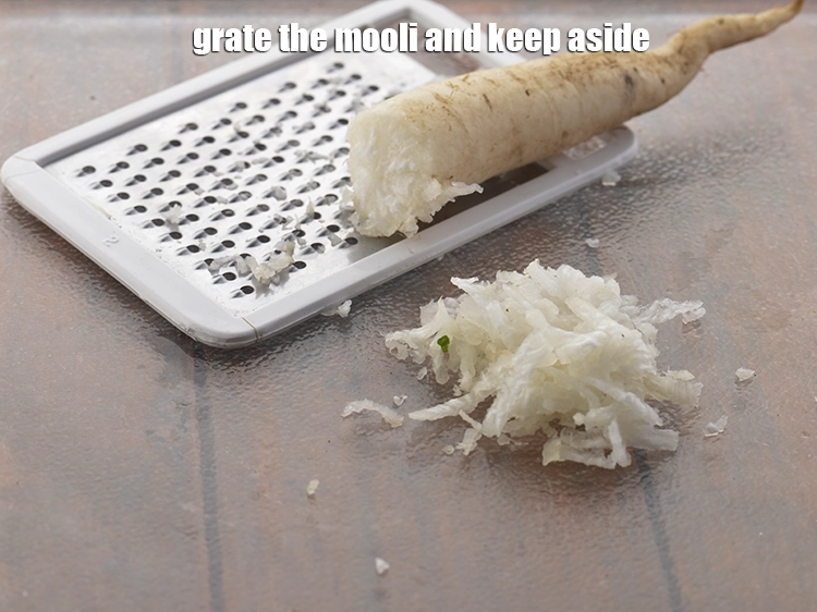 स्टेप 5 – <p>एक ग्रेटर का उपयोग करके, मुली को कद्दूकस करें और …