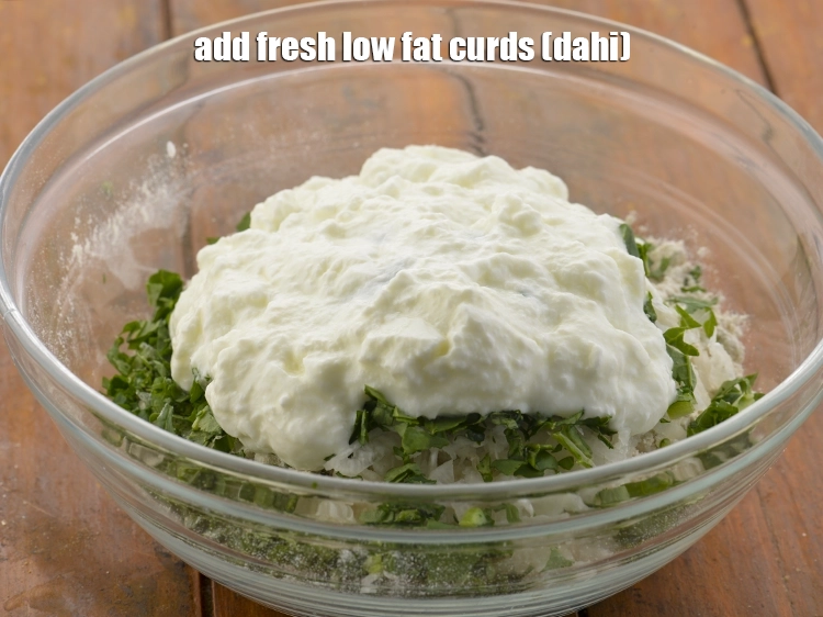 स्टेप 11 – <p>साथ ही, <span style="background-color:rgb(255,255,255);color:rgb(0,0,0);">3/4 कप </span><a href="https://www.tarladalal.com/glossary-low-fat-curds-low-cal-dahi-low-calorie-curd-low-fat-yogurt-hindi-1107i"><u>लो फॅट दही (low …